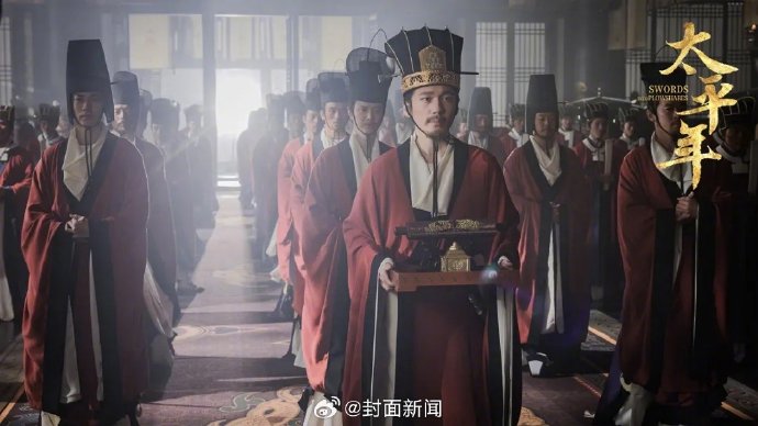 导演杨磊在拍摄历史剧《太平年》时，具体是如何将《三体》的经验用进去的？