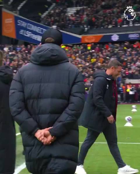 克洛普握手莫耶斯时诺兰让先，现诺兰任北安普顿主帅