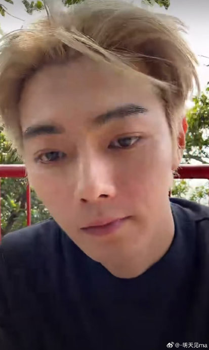 许凯是在什么情况下导致左脸受伤并缝合八针的？