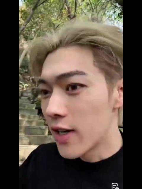 许凯生日直播爬山素颜出镜，无美颜状态引热议