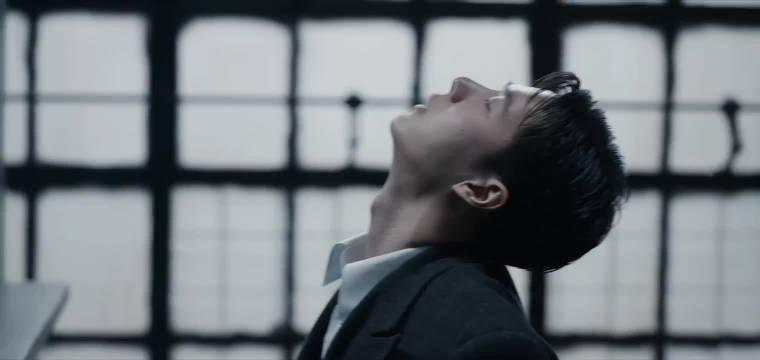 王一博以克制眼神演绎叶先生,无声处藏惊雷