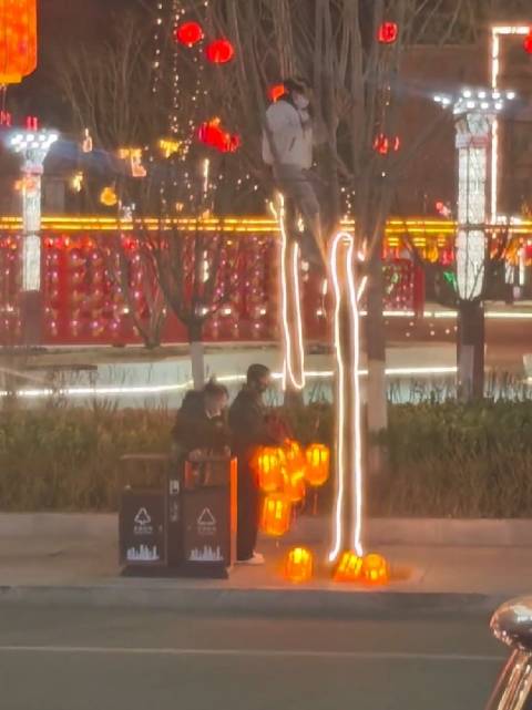 叔叔挺调皮，等她好不容易下来了再说挂回去