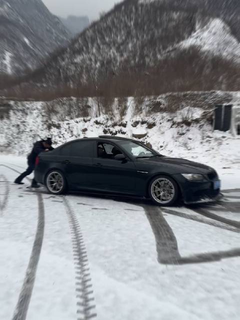 雪中的尴尬 BMW M