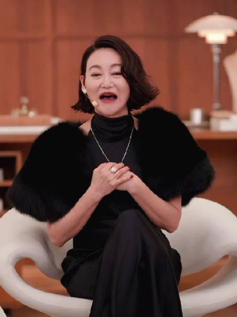 惠英红黑裙斗篷造型气场全开，冷艳女大佬气质尽显