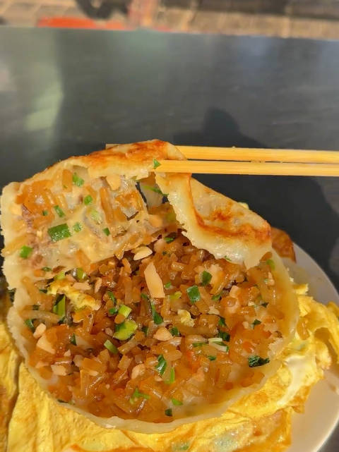 临汾街头1.5元一个的饽糕鸡蛋液包裹着馅饼的特色小吃