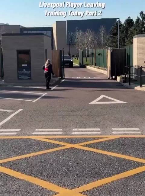 维尔茨驾驶黑色保时捷离开训练基地