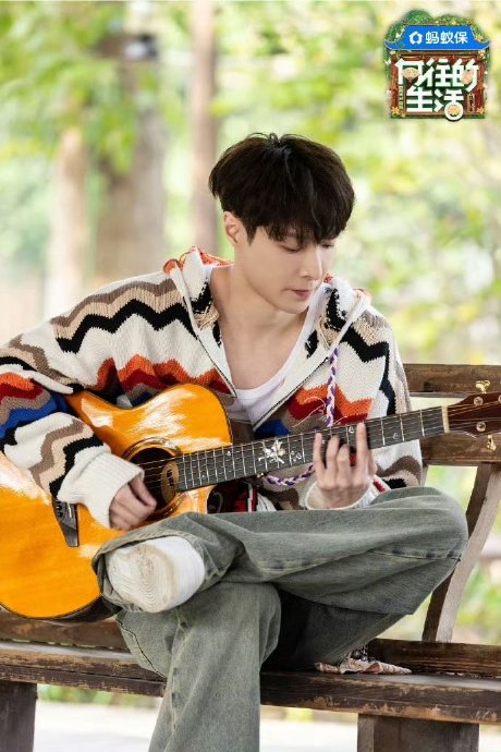 张艺兴除了《大花轿》还表演了哪些歌曲或即兴创作？