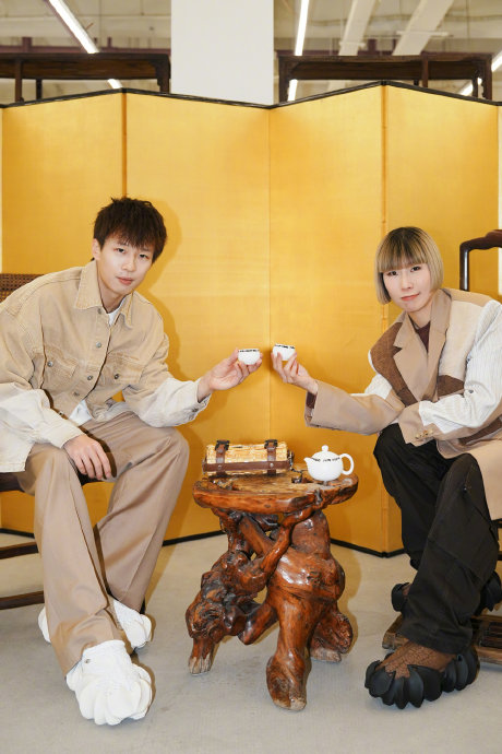 林高远与设计师王逢陈合作设计的棒球帽在巴黎时装周上反响如何？