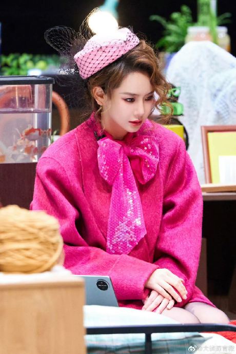 戚薇在《大侦探》中关于钩针的具体推理是怎样的？