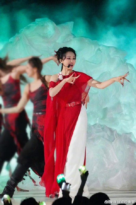 曹颖在《乘风2025》舞台的五连跳具体表现如何？
