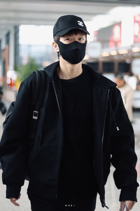 揭秘林高远：为何黑色穿搭成其“统治区”？背后贵公子感从何而来？