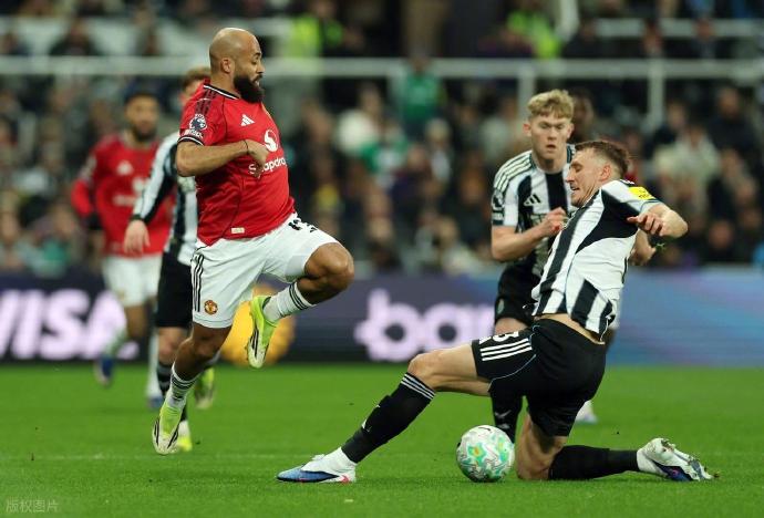 纽卡斯尔联在被罚下一人后采取了什么样的战术成功逆转了曼联？