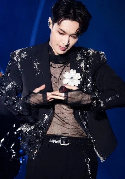 张艺兴在直播中表演的西海岸版《大花轿》改编有哪些亮点？