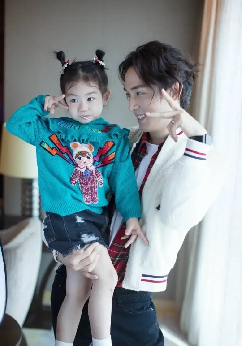 李承铉和戚薇在家庭分工上是如何配合的？