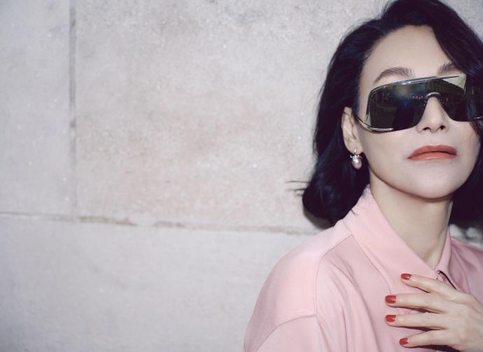 除了此次黑裙斗篷，惠英红近期还有哪些引发热议的时尚造型？