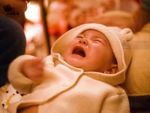 男人在过节这天竟然还要出门上班，但一个外卖员却帮了他大忙