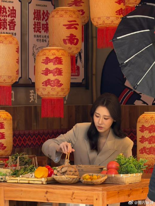 除了刀舞，张碧晨在云南录制期间还有哪些体现当地文化和烟火气的趣事？