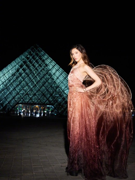 谷爱凌在卢浮宫慈善晚宴上穿的羽翼礼服具体是什么品牌和系列的？