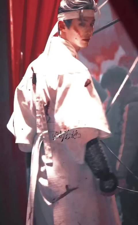 何与《窈窈有期》银发战损路透来啦！白衣染血、发丝凌乱，萧靖西破碎感好绝