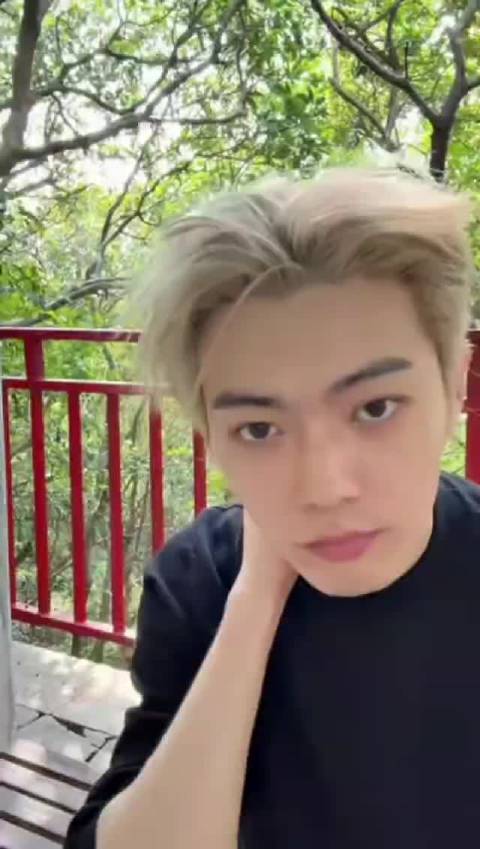 许凯直播自曝左脸曾缝八针，拍戏受伤未耽误进度