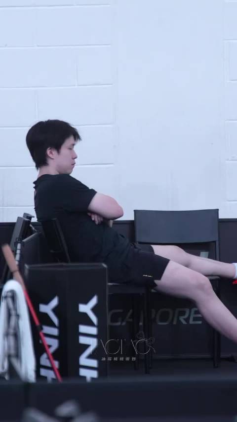 王楚钦独扛男队压力,林诗栋赛场显无奈