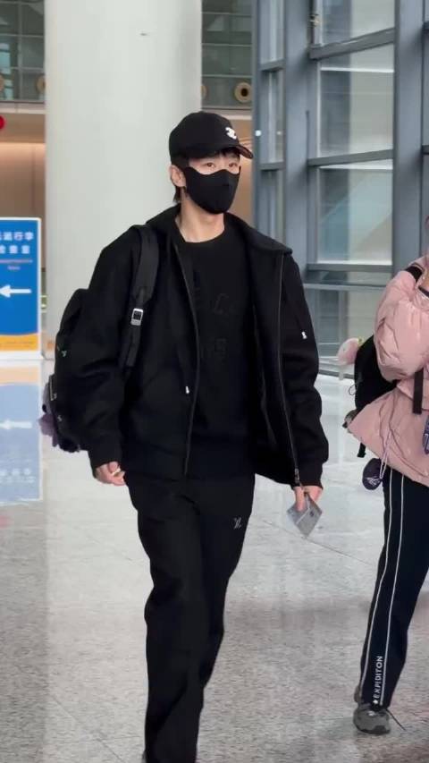 林高远一身all black黑上海出发