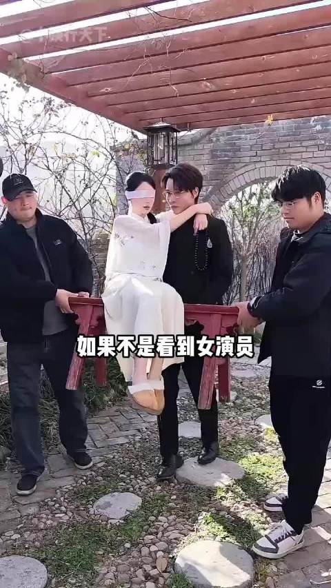 为何林更新公主抱镜头要避开下半身？