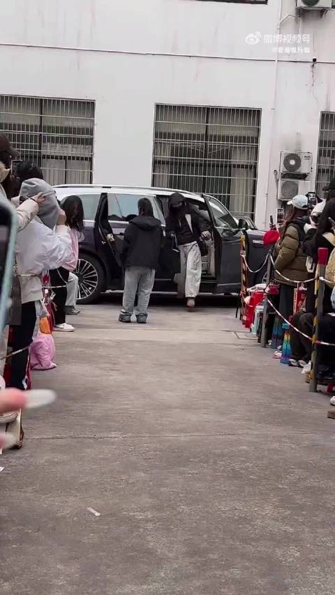 李一桐下车险踩空，工作人员迅速拉回