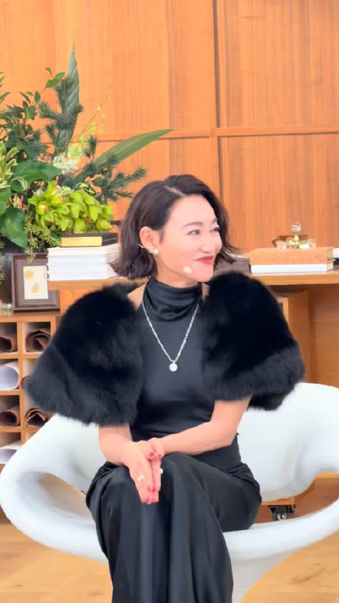 惠英红黑裙斗篷造型亮相，眼神转换尽显演员魅力