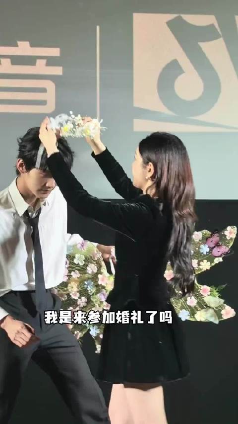周柯宇陈妍希互戴花环甜蜜互动