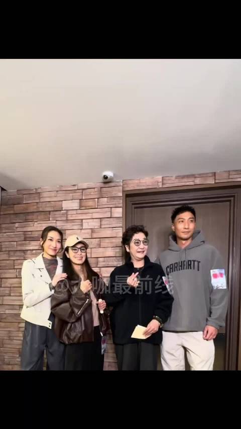 雪梨携儿子女儿同台亮相活动，一家其乐融融! fr:大咖最前线
