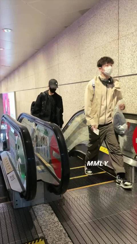 一大早踏上返程的林高远，就一个字：帅