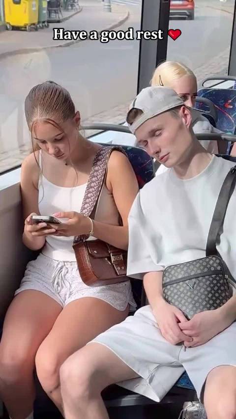 假装在美女肩头睡着，改天我也试一下