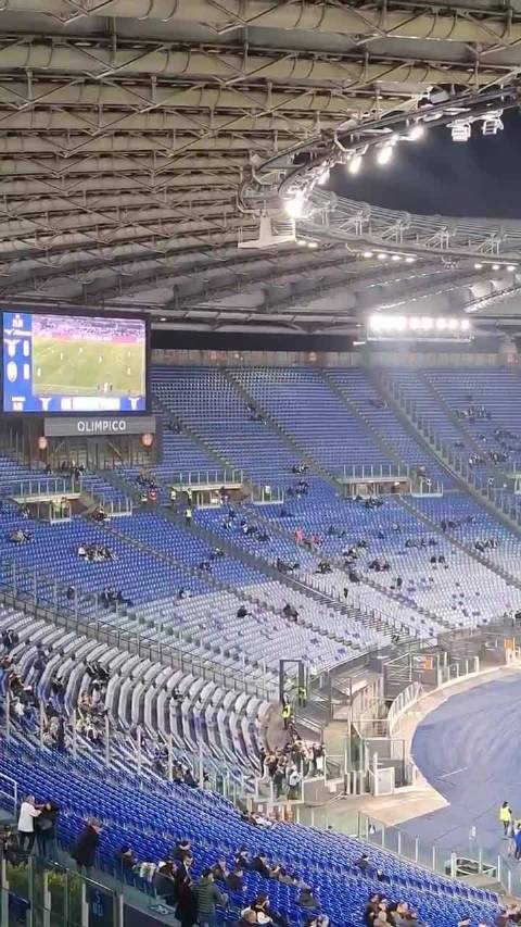 拉齐奥球迷场外聚集呐喊，球场内观众稀少寂静
