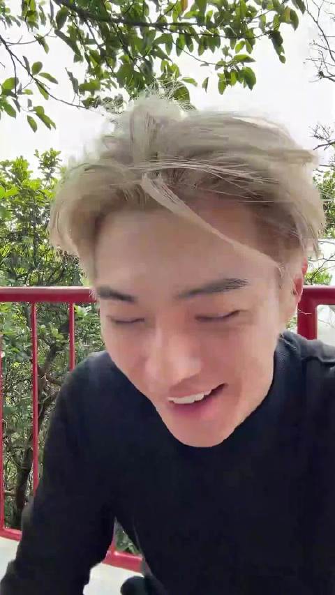 许凯生日素颜爬山状态佳，立体轮廓少年气十足