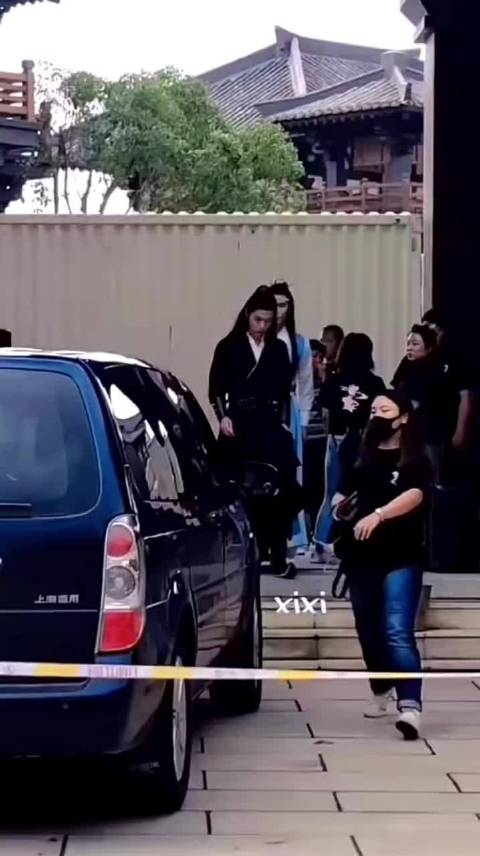 卧槽 26年还有我没见过的肖战陈情令剧组上车视频！这个身材简直了 腰好细啊