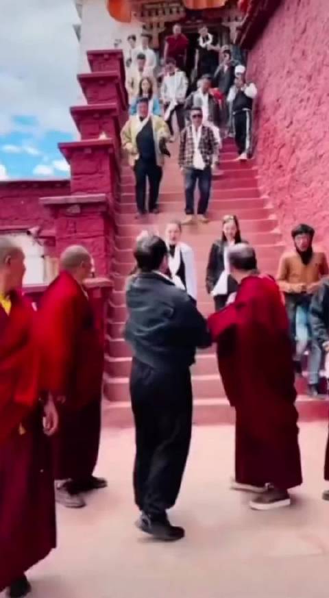 李连杰否认换心脏传闻，称病愈后健康如常