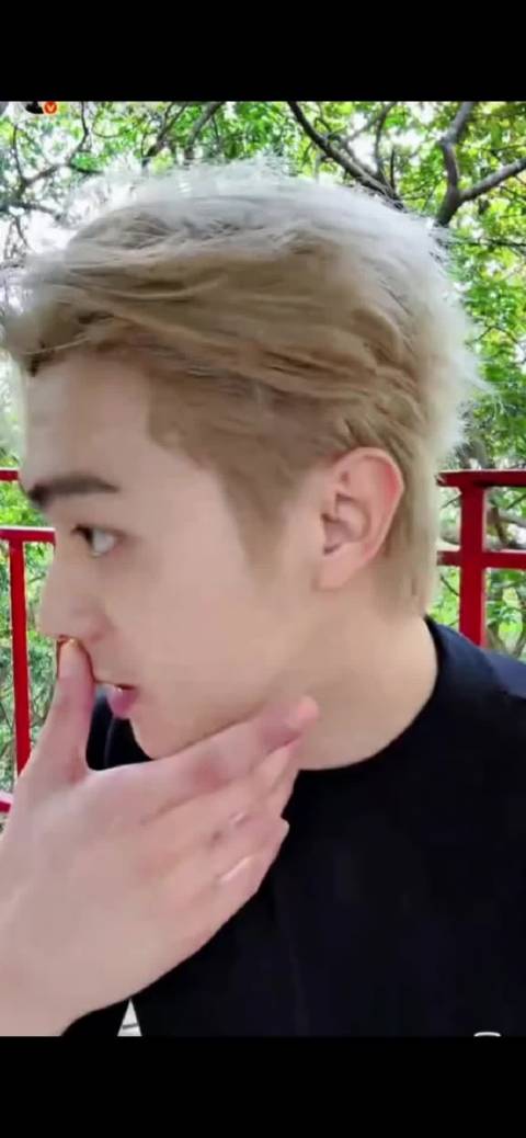 许凯直播自曝左脸曾缝八针，手术中途麻醉失效忍痛完成