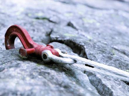 男子于万丈绝壁之上巧施妙计击退强敌