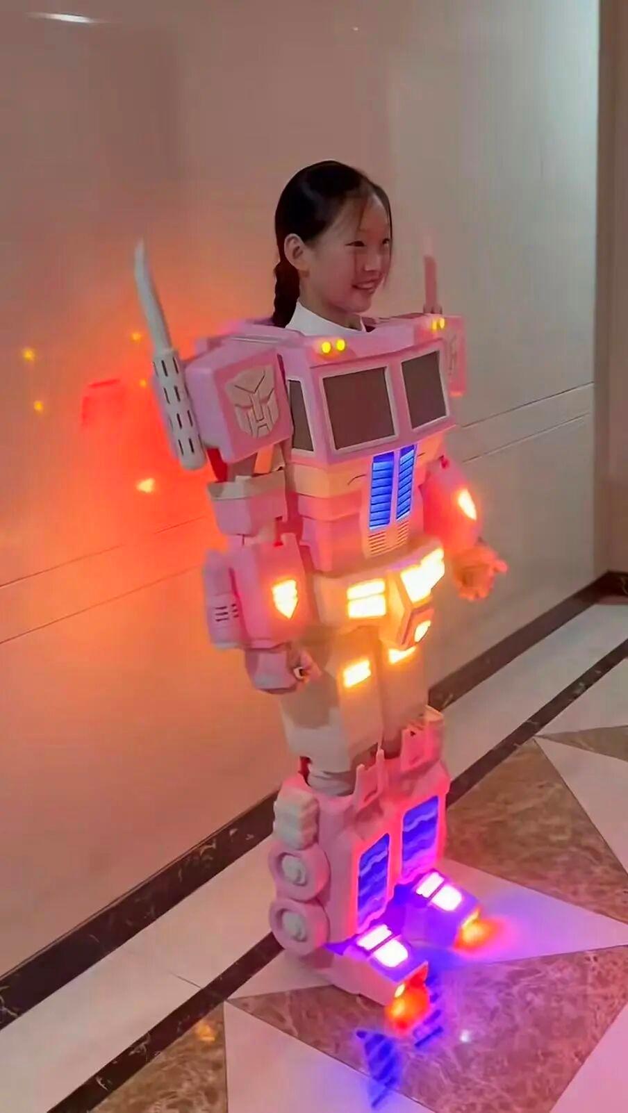 郑州宝爸为女儿打造数百件手工玩具:初衷是想让她少玩手机,最大的意义是陪她一起长大