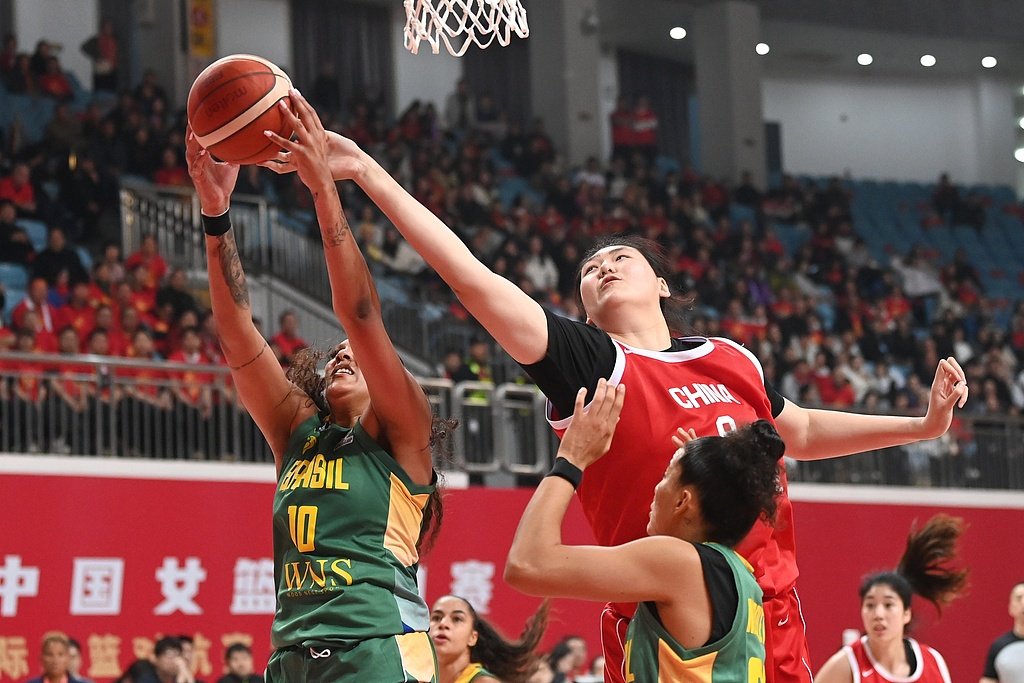 中国女篮苦战加时拿下热身赛对手。
