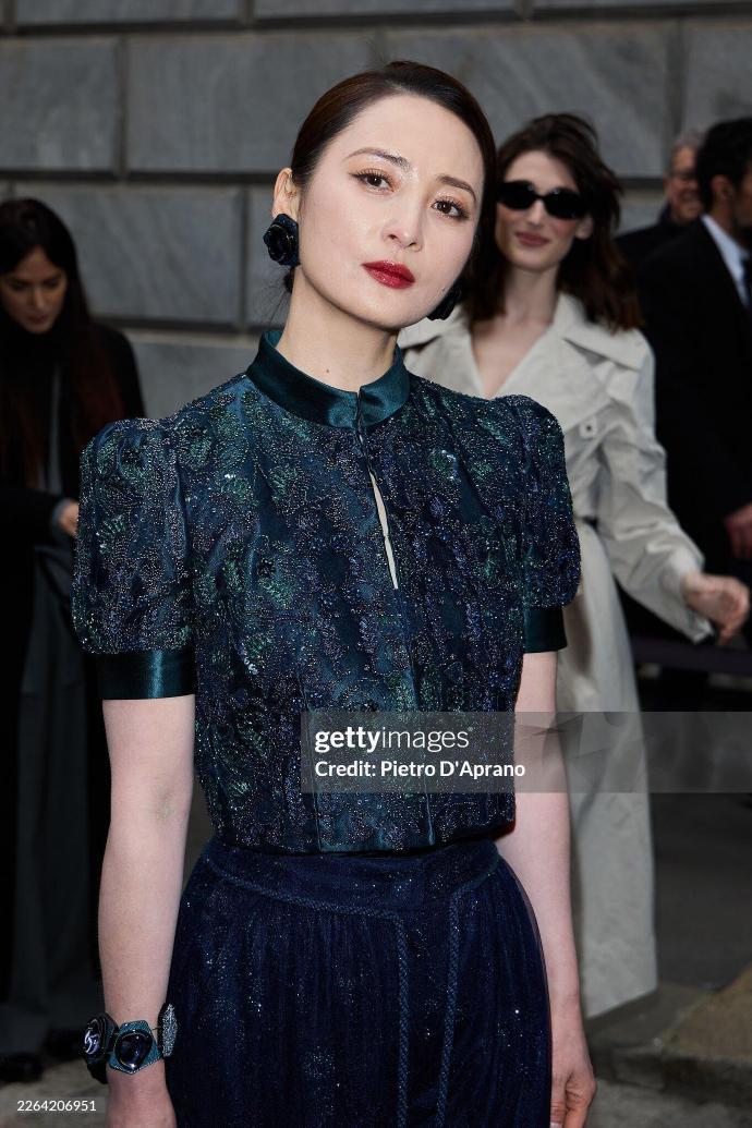 50岁蒋勤勤米兰时装周扛住G怼脸镜头 凭东方气质封神