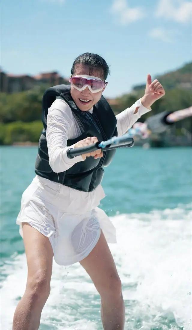 歌手田震太懂万宁了！这个季节来度假，舒适感直接拉满！