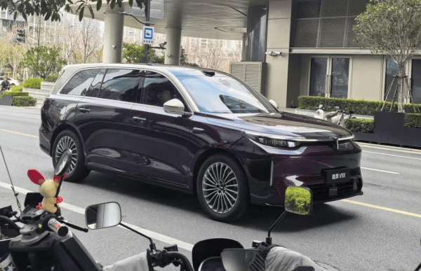 比问界M9还大！魏牌V9X街头首曝，后轮转向+363km纯电，硬刚9系？