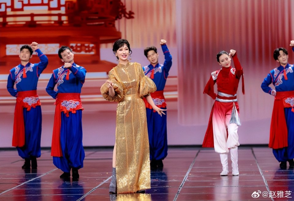 赵雅芝元宵晚会唱《白龙马》,港式儿化音太好笑,央视镜头下美到发光