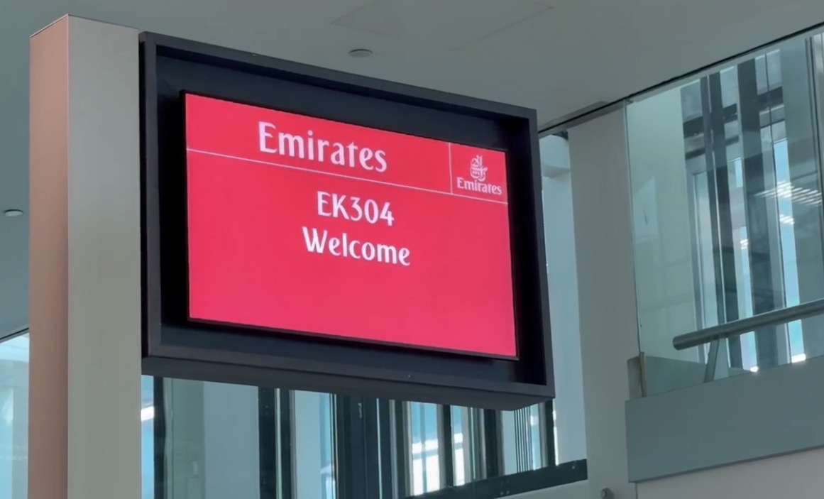 直击中东变局｜滞留迪拜上海旅客终于返程！商务舱排队一个多小时拿到登机牌