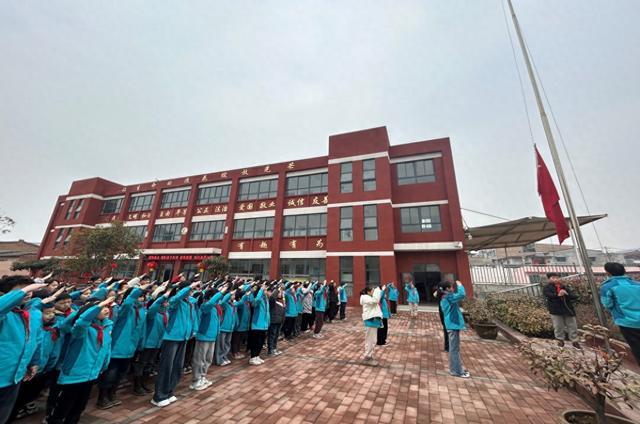 西安市灞桥区高桥小学开学第一周升旗仪式