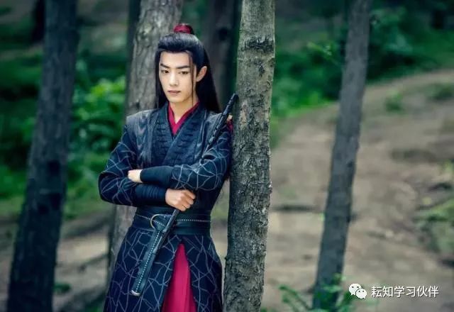 《陈情令》演唱会开唱 肖战卷发搭配贝雷帽 引人注目