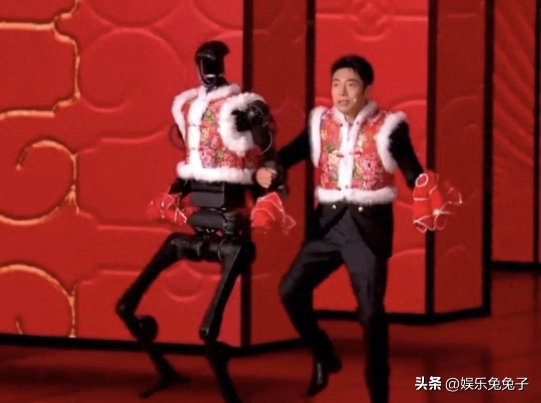 撒贝宁搀扶机器人出场惊现“老龄化既视感”!网友:到底谁扶谁?