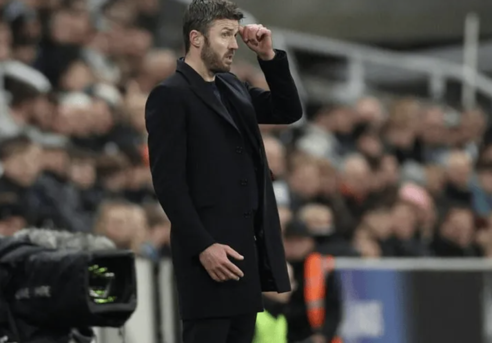 曼联44岁少帅气炸！未与任何球员说话直接离场 生姜头怒批：烂透了